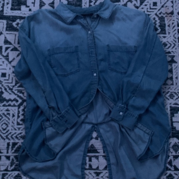 Two button up shirts - Picture 2 of 5